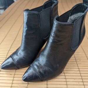 TORY BURCH 166132 Black Leather Pointy Cap Toe Booties Gold Logo Heel size 7 M.